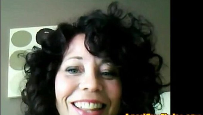 Mature Amateur Shows Off On Webcam